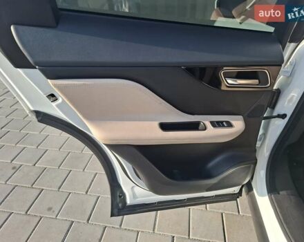 Білий Ягуар Ф-Пейс, об'ємом двигуна 2 л та пробігом 122 тис. км за 24400 $, фото 62 на Automoto.ua