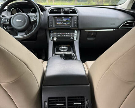 Белый Ягуар Ф-Пейс, объемом двигателя 3 л и пробегом 151 тыс. км за 22900 $, фото 17 на Automoto.ua