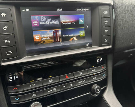 Білий Ягуар Ф-Пейс, об'ємом двигуна 2 л та пробігом 177 тис. км за 23000 $, фото 7 на Automoto.ua