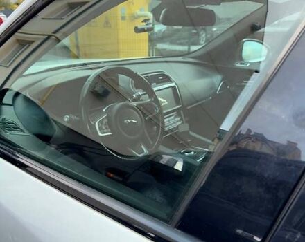 Белый Ягуар Ф-Пейс, объемом двигателя 2 л и пробегом 96 тыс. км за 38000 $, фото 22 на Automoto.ua