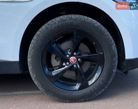 Белый Ягуар Ф-Пейс, объемом двигателя 2 л и пробегом 120 тыс. км за 22900 $, фото 7 на Automoto.ua