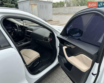 Білий Ягуар Ф-Пейс, об'ємом двигуна 2 л та пробігом 118 тис. км за 27499 $, фото 12 на Automoto.ua