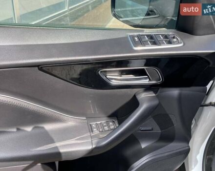 Белый Ягуар Ф-Пейс, объемом двигателя 2 л и пробегом 120 тыс. км за 22900 $, фото 8 на Automoto.ua