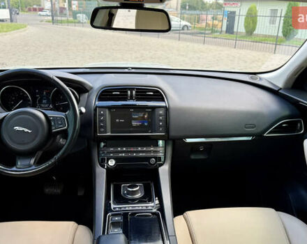 Белый Ягуар Ф-Пейс, объемом двигателя 2 л и пробегом 128 тыс. км за 23700 $, фото 17 на Automoto.ua