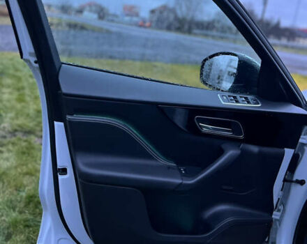 Белый Ягуар Ф-Пейс, объемом двигателя 3 л и пробегом 160 тыс. км за 25500 $, фото 16 на Automoto.ua