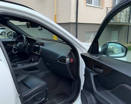 Белый Ягуар Ф-Пейс, объемом двигателя 2 л и пробегом 96 тыс. км за 38000 $, фото 6 на Automoto.ua