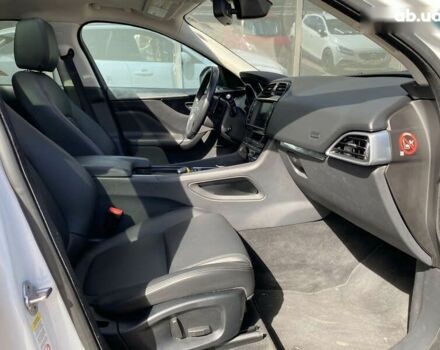 Белый Ягуар Ф-Пейс, объемом двигателя 2 л и пробегом 120 тыс. км за 23900 $, фото 8 на Automoto.ua