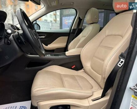 Белый Ягуар Ф-Пейс, объемом двигателя 2 л и пробегом 119 тыс. км за 26000 $, фото 19 на Automoto.ua