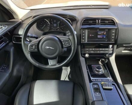 Белый Ягуар Ф-Пейс, объемом двигателя 2 л и пробегом 120 тыс. км за 23900 $, фото 19 на Automoto.ua