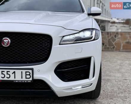 Білий Ягуар Ф-Пейс, об'ємом двигуна 2 л та пробігом 100 тис. км за 25700 $, фото 4 на Automoto.ua