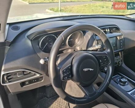 Білий Ягуар Ф-Пейс, об'ємом двигуна 2 л та пробігом 122 тис. км за 24400 $, фото 36 на Automoto.ua