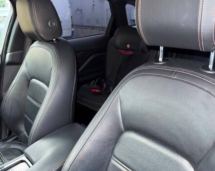 Белый Ягуар Ф-Пейс, объемом двигателя 2 л и пробегом 96 тыс. км за 38000 $, фото 9 на Automoto.ua