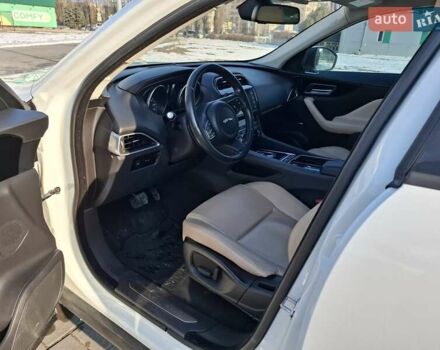 Білий Ягуар Ф-Пейс, об'ємом двигуна 2 л та пробігом 122 тис. км за 24400 $, фото 10 на Automoto.ua