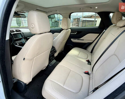 Белый Ягуар Ф-Пейс, объемом двигателя 2 л и пробегом 128 тыс. км за 23700 $, фото 18 на Automoto.ua