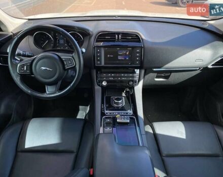 Белый Ягуар Ф-Пейс, объемом двигателя 2 л и пробегом 120 тыс. км за 22900 $, фото 11 на Automoto.ua