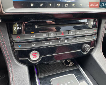 Білий Ягуар Ф-Пейс, об'ємом двигуна 2 л та пробігом 100 тис. км за 25700 $, фото 49 на Automoto.ua