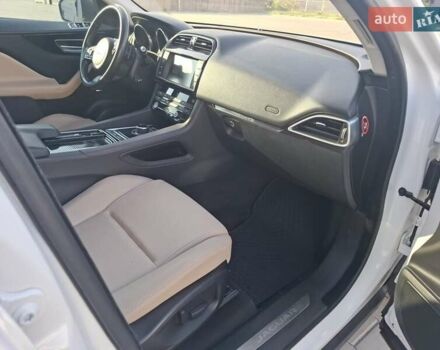 Білий Ягуар Ф-Пейс, об'ємом двигуна 2 л та пробігом 122 тис. км за 24400 $, фото 67 на Automoto.ua