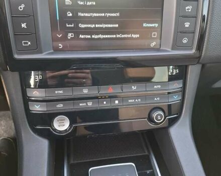 Білий Ягуар Ф-Пейс, об'ємом двигуна 2 л та пробігом 122 тис. км за 24400 $, фото 47 на Automoto.ua