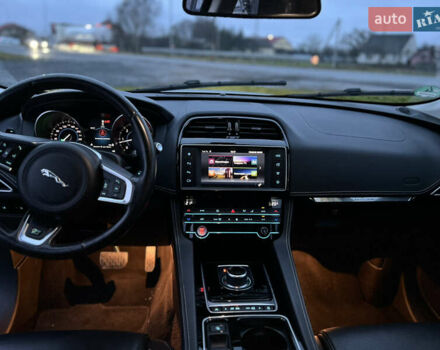 Белый Ягуар Ф-Пейс, объемом двигателя 3 л и пробегом 160 тыс. км за 25500 $, фото 42 на Automoto.ua