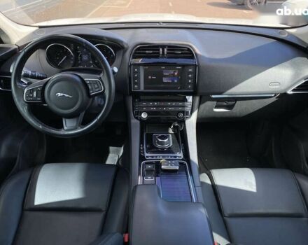 Белый Ягуар Ф-Пейс, объемом двигателя 2 л и пробегом 120 тыс. км за 23900 $, фото 18 на Automoto.ua