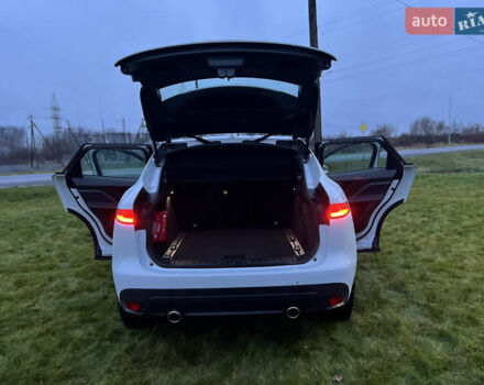 Белый Ягуар Ф-Пейс, объемом двигателя 3 л и пробегом 160 тыс. км за 25500 $, фото 76 на Automoto.ua