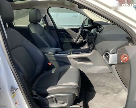 Белый Ягуар Ф-Пейс, объемом двигателя 2 л и пробегом 120 тыс. км за 23900 $, фото 9 на Automoto.ua