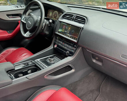 Білий Ягуар Ф-Пейс, об'ємом двигуна 2 л та пробігом 100 тис. км за 25700 $, фото 71 на Automoto.ua