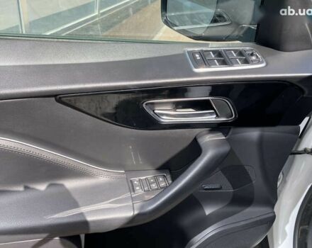 Белый Ягуар Ф-Пейс, объемом двигателя 2 л и пробегом 120 тыс. км за 23900 $, фото 15 на Automoto.ua