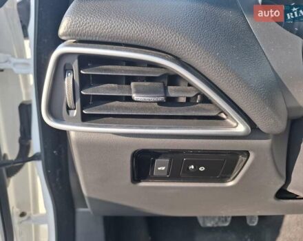 Білий Ягуар Ф-Пейс, об'ємом двигуна 2 л та пробігом 122 тис. км за 24400 $, фото 57 на Automoto.ua