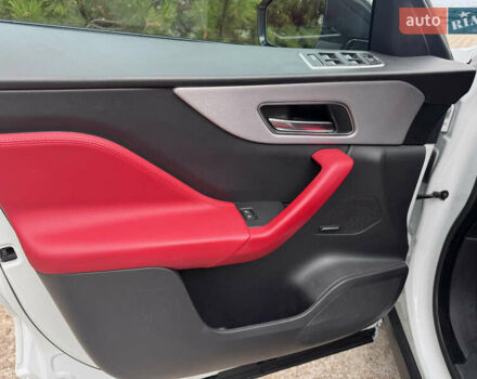 Білий Ягуар Ф-Пейс, об'ємом двигуна 2 л та пробігом 100 тис. км за 25700 $, фото 42 на Automoto.ua