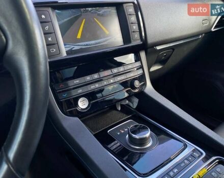 Белый Ягуар Ф-Пейс, объемом двигателя 2 л и пробегом 120 тыс. км за 22900 $, фото 23 на Automoto.ua