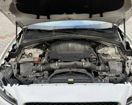 Белый Ягуар Ф-Пейс, объемом двигателя 3 л и пробегом 151 тыс. км за 22900 $, фото 19 на Automoto.ua