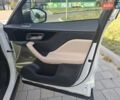 Білий Ягуар Ф-Пейс, об'ємом двигуна 2 л та пробігом 122 тис. км за 24400 $, фото 68 на Automoto.ua