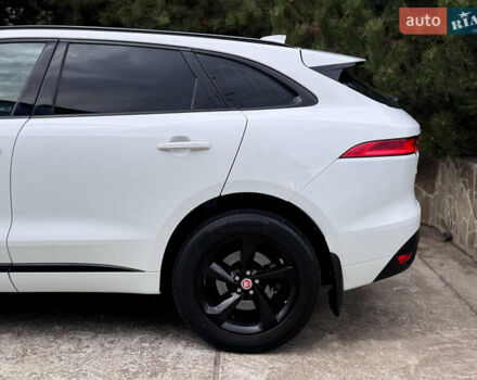 Білий Ягуар Ф-Пейс, об'ємом двигуна 2 л та пробігом 100 тис. км за 25700 $, фото 6 на Automoto.ua