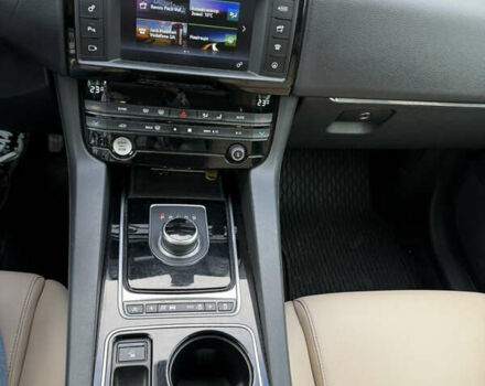 Белый Ягуар Ф-Пейс, объемом двигателя 3 л и пробегом 151 тыс. км за 22900 $, фото 15 на Automoto.ua