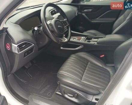 Белый Ягуар Ф-Пейс, объемом двигателя 2 л и пробегом 102 тыс. км за 24500 $, фото 12 на Automoto.ua