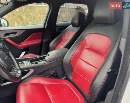 Білий Ягуар Ф-Пейс, об'ємом двигуна 2 л та пробігом 100 тис. км за 25700 $, фото 45 на Automoto.ua