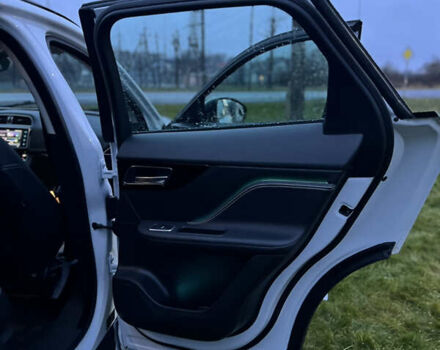 Белый Ягуар Ф-Пейс, объемом двигателя 3 л и пробегом 160 тыс. км за 25500 $, фото 77 на Automoto.ua