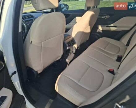 Білий Ягуар Ф-Пейс, об'ємом двигуна 2 л та пробігом 122 тис. км за 24400 $, фото 61 на Automoto.ua