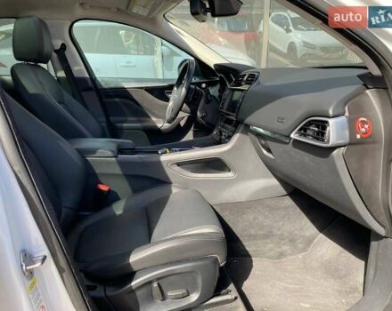 Белый Ягуар Ф-Пейс, объемом двигателя 2 л и пробегом 120 тыс. км за 22900 $, фото 20 на Automoto.ua