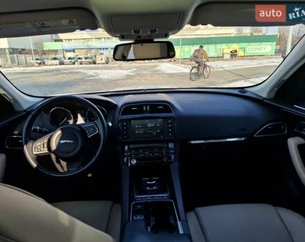 Білий Ягуар Ф-Пейс, об'ємом двигуна 2 л та пробігом 122 тис. км за 24400 $, фото 41 на Automoto.ua