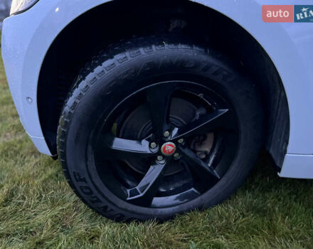 Белый Ягуар Ф-Пейс, объемом двигателя 3 л и пробегом 160 тыс. км за 25500 $, фото 14 на Automoto.ua