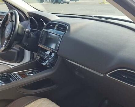 Білий Ягуар Ф-Пейс, об'ємом двигуна 2 л та пробігом 162 тис. км за 27000 $, фото 7 на Automoto.ua
