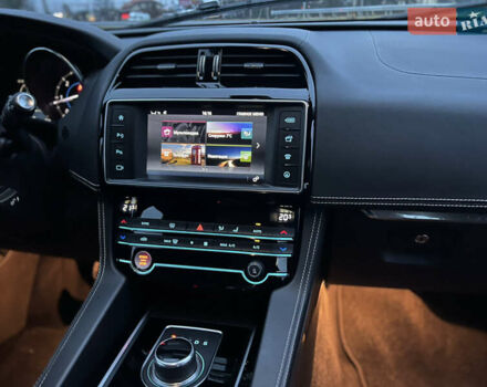 Белый Ягуар Ф-Пейс, объемом двигателя 3 л и пробегом 160 тыс. км за 25500 $, фото 27 на Automoto.ua