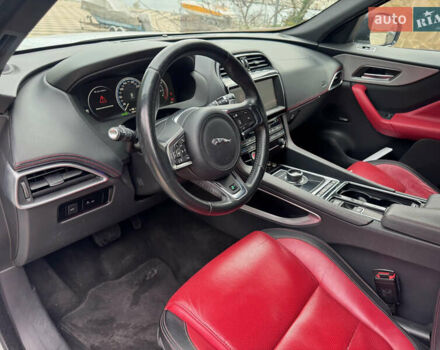 Білий Ягуар Ф-Пейс, об'ємом двигуна 2 л та пробігом 100 тис. км за 25700 $, фото 43 на Automoto.ua