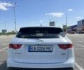 Белый Ягуар Ф-Пейс, объемом двигателя 2 л и пробегом 158 тыс. км за 24900 $, фото 5 на Automoto.ua