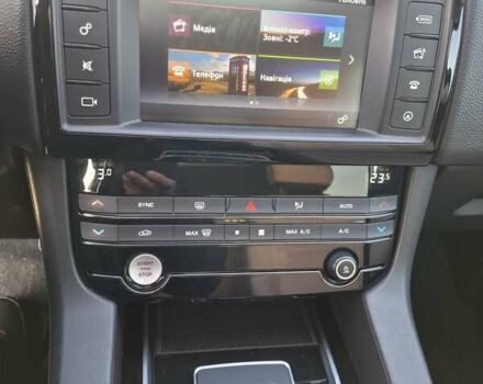 Білий Ягуар Ф-Пейс, об'ємом двигуна 2 л та пробігом 122 тис. км за 24400 $, фото 45 на Automoto.ua