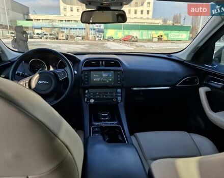 Білий Ягуар Ф-Пейс, об'ємом двигуна 2 л та пробігом 122 тис. км за 24400 $, фото 35 на Automoto.ua
