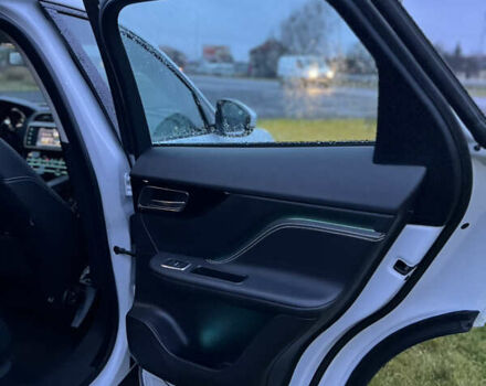 Белый Ягуар Ф-Пейс, объемом двигателя 3 л и пробегом 160 тыс. км за 25500 $, фото 22 на Automoto.ua