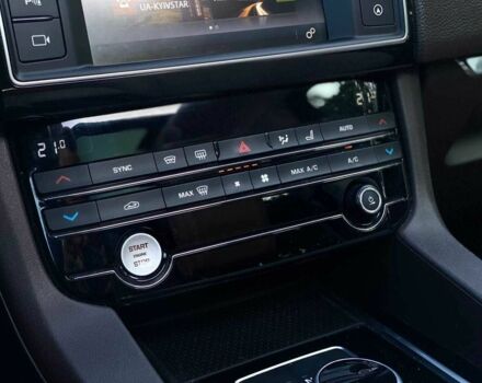 Белый Ягуар Ф-Пейс, объемом двигателя 0 л и пробегом 49 тыс. км за 22990 $, фото 19 на Automoto.ua